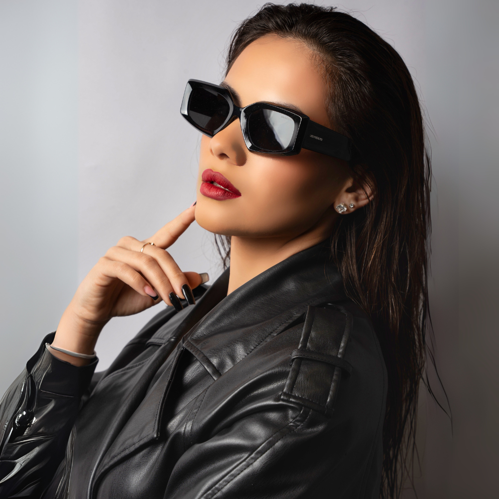 Black sunglasses, L'Anarchie