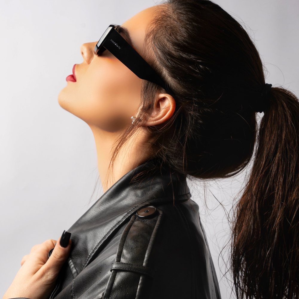 Black sunglasses, L'Anarchie