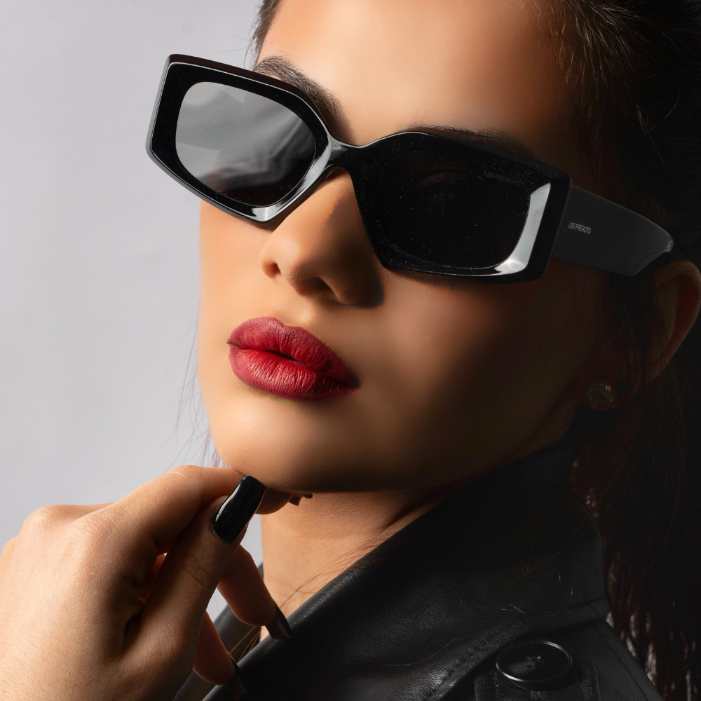 Black sunglasses, L'Anarchie