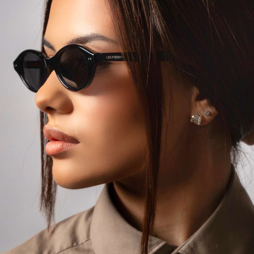 Black sunglasses, Madame de Mode