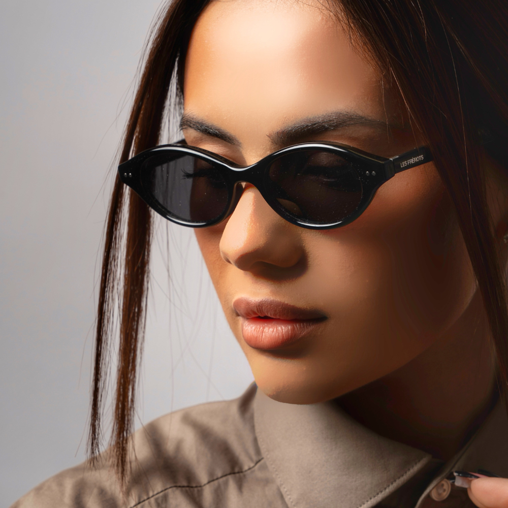 Black sunglasses, Madame de Mode