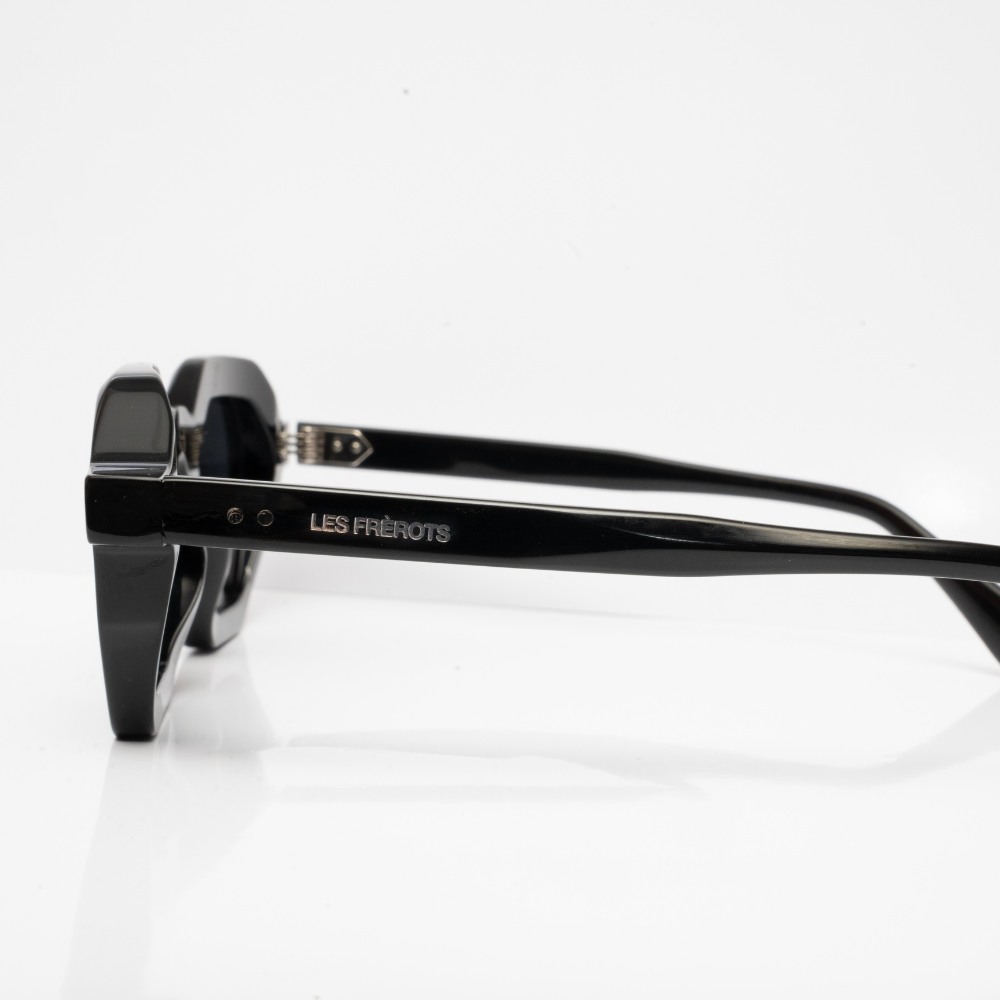 Black sunglasses, Notre Dame