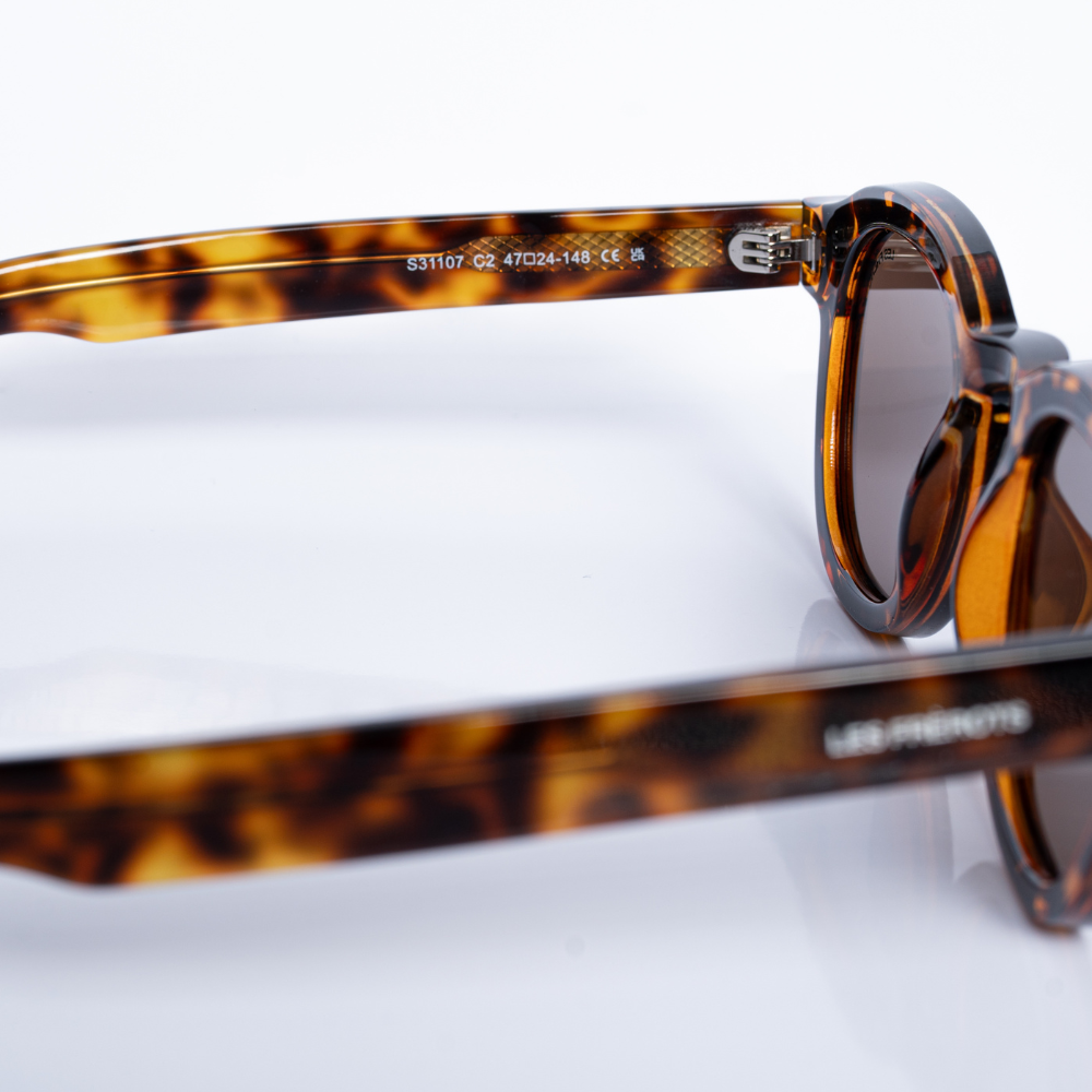 Oval sunglasses, Panthéon