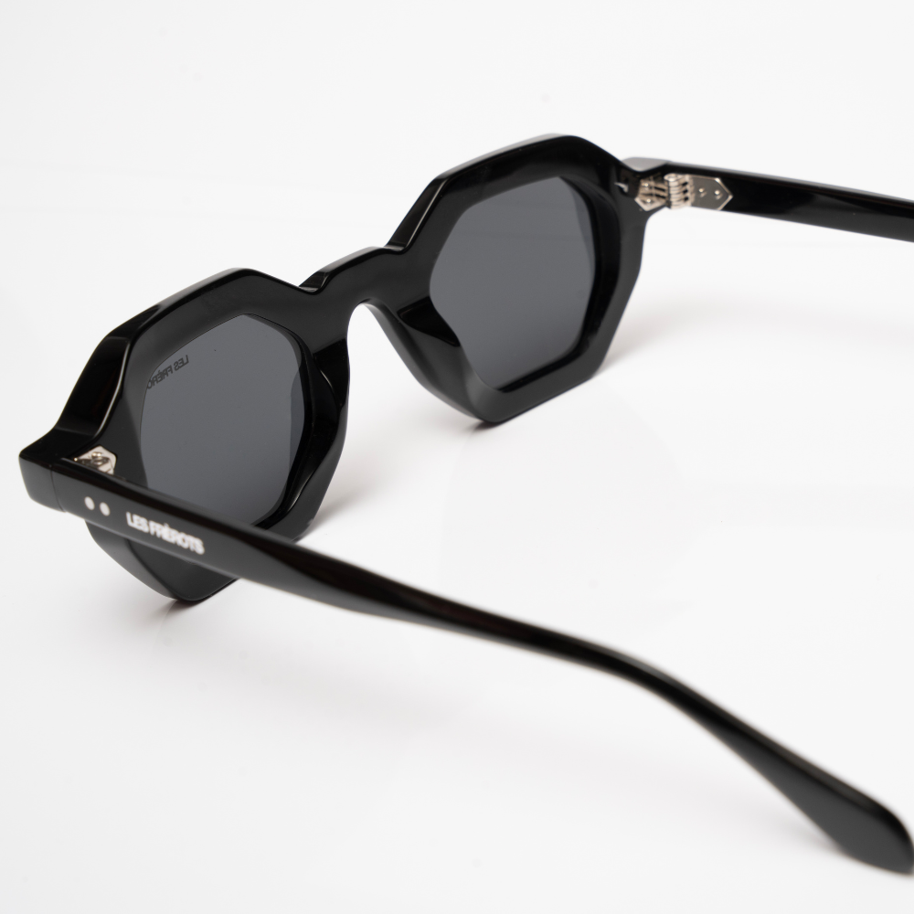 Black sunglasses, Notre Dame