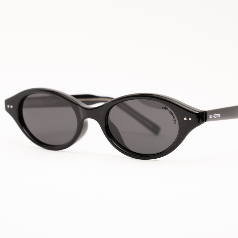 Black sunglasses, Madame de Mode