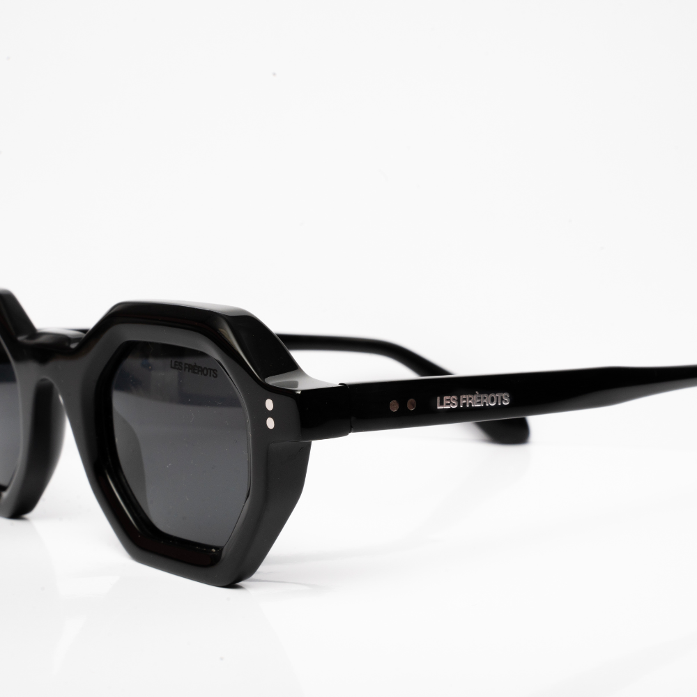 Black sunglasses, Notre Dame